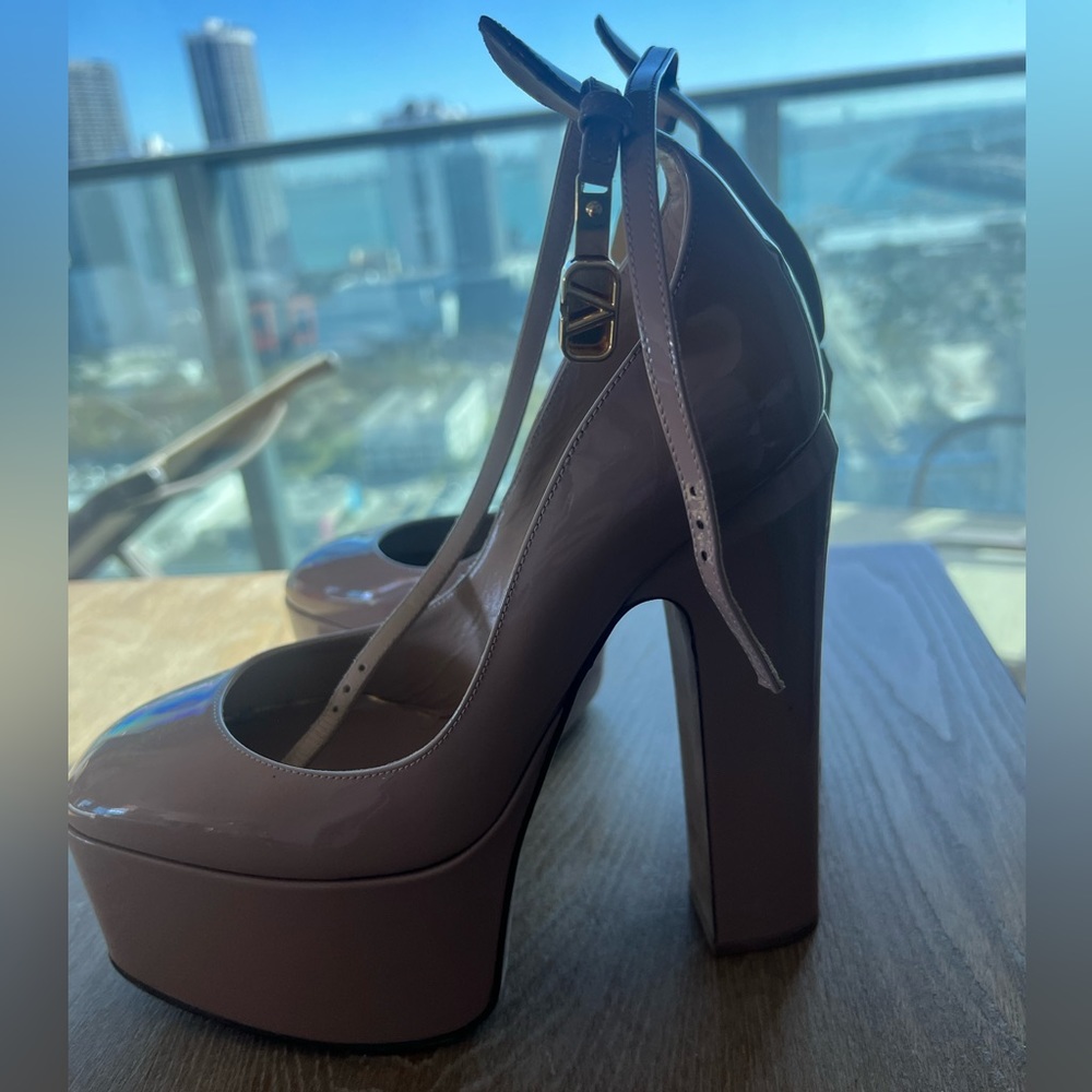 VALENTINO GARAVANI TAN-GO PLATFORM PUMP IN PATENT LEATHER 155 MM